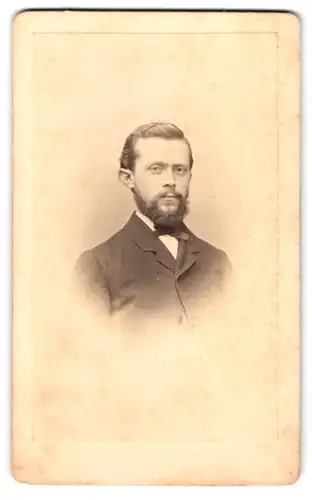 Fotografie August Brasch, Leipzig, Lindenstr. 7, Portrait Onkel Hugo mit Bart im Jackett
