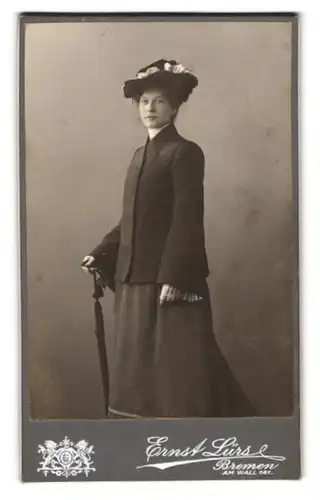 Fotografie Ernst Lürs, Bremen, Am Wall 141, Portrait bildschönes Fräulein mit Hut und Flanierschirm im eleganten Kleid