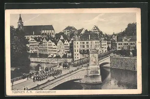 AK Tübingen a. N., marschierende Soldaten auf der Eberhardbrücke