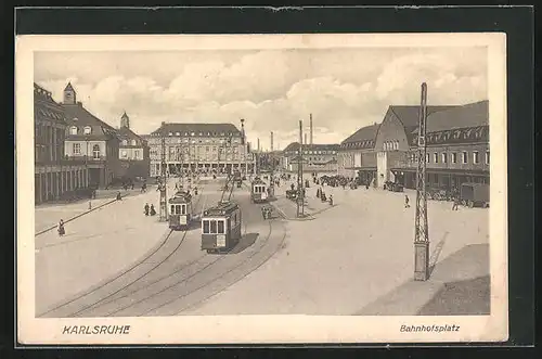 AK Karlsruhe, Strassenbahnverkehr und Reisende vor dem Bahnhof