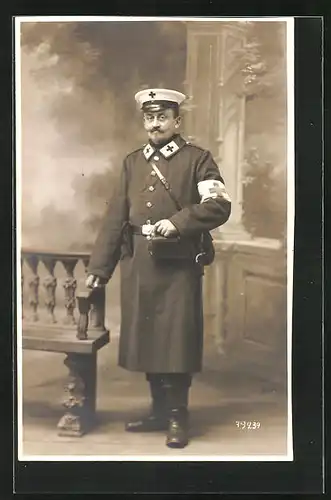 AK Sanitäter in Uniform mit Armbinde des Roten Kreuzes