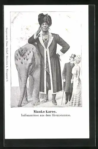 AK tätowierter Indianerriese Mianko Karoo aus dem Siouxstamme steht neben einem Elefanten