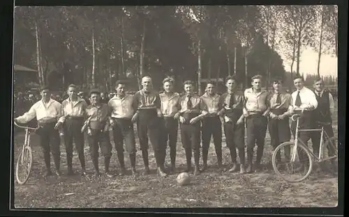 AK Männergruppe mit Fahrrädern, Radakrobatik