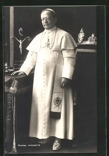 AK Papst Pius XI. neben seinem Schreibtisch stehend