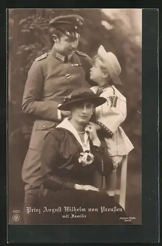 AK Prinz August Wilhelm von Preussen in Uniform mit Familie