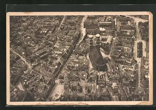 AK München, Stadtzentrum, Marienplatz, Frauenkirche vom Flugzeug aus gesehen