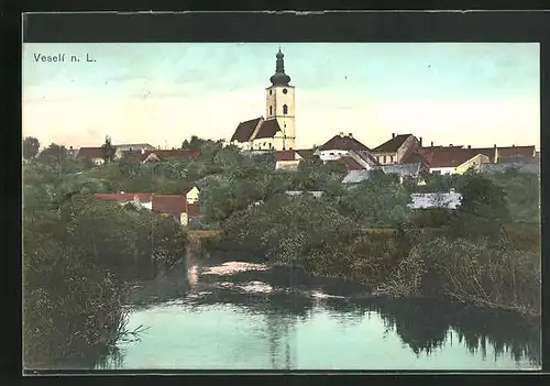 AK Veseli n. L., Blick vom Ufer zur Kirche