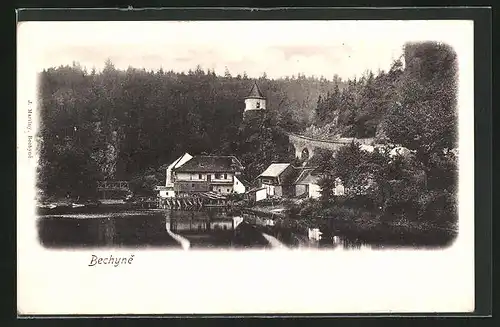 AK Bechyne, Blick auf die kleine Siedlung am Ufer und dem Turm darüber