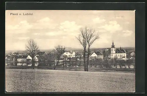 AK Plana n. Luzniol, Ortsansicht mit der Kirche