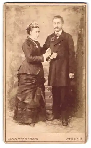 Fotografie Jacon Steigenberger, Weilheim, Schmiedgasse 12, Portrait eines elegant gekleideten Paares
