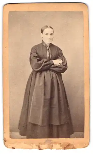 Fotografie Ph. v. Br. Wunibald, Andechs, Portrait schöne lächelnde Frau im prachvollen Kleid