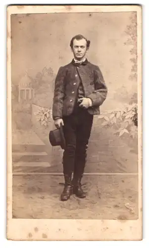 Fotografie unbekannter Fotograf und Ort, Portrait junger stattlicher Mann mit Hut im Anzug