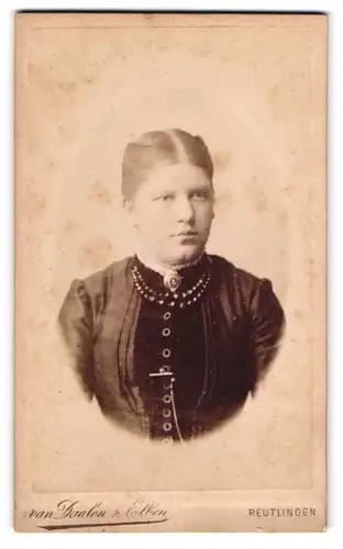 Fotografie van Dahlen & Elben, Reutlingen, Portrait bildschönes Fräulein mit Brosche und Perlenhalskette