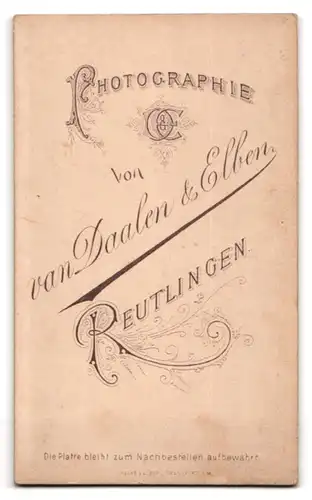 Fotografie van Dahlen & Elben, Reutlingen, Portrait bildschönes Fräulein mit Brosche und Perlenhalskette