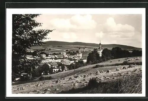 AK Zlate Hory, Blick von den Feldern auf die Kirche und den Ort