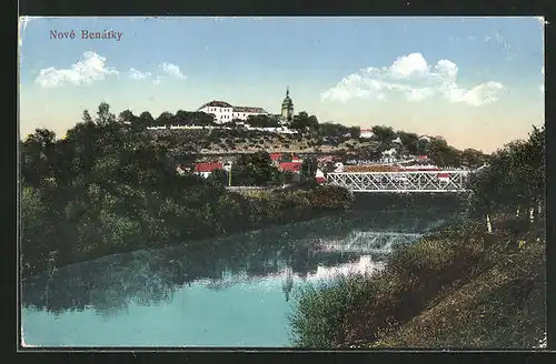 AK Nove Benatky, Partie am Flussufer mit der kleinen Brücke unter dem Schloss