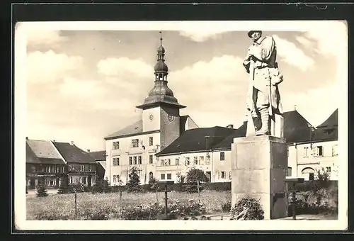 AK Bela pod Bezdezem, am Ehrenmal vor dem Rathaus