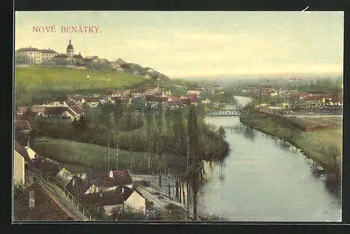 AK Nove Benatky, Blick über den Fluss und die Stadt, das Schloss auf dem Hügel