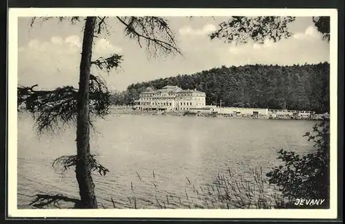 AK Jevany, Uferpartie mit Blick auf das Haus am See