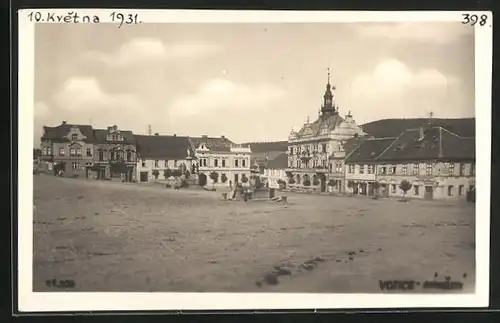 AK Kvetna, Brunnen auf dem Hauptplatz, das Rathaus