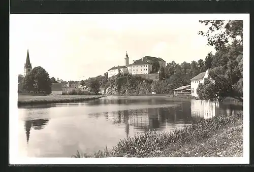AK Ledec n. S., Partie am Flussufer, Blick hinauf zum Schloss