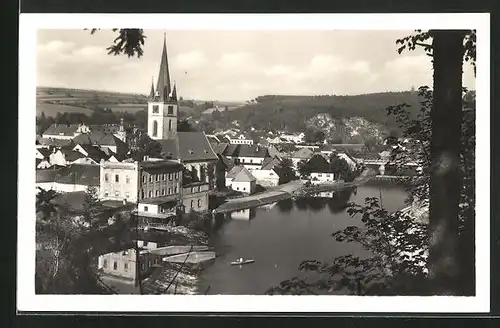 AK Ledec nad Sazavou, Generalansicht vom Wald aus, Blick auf Fluss und Kirche