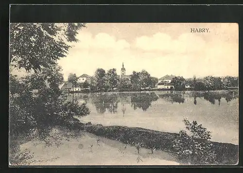 AK Habry, Partie am Ufer, Blick zum Kirchturm