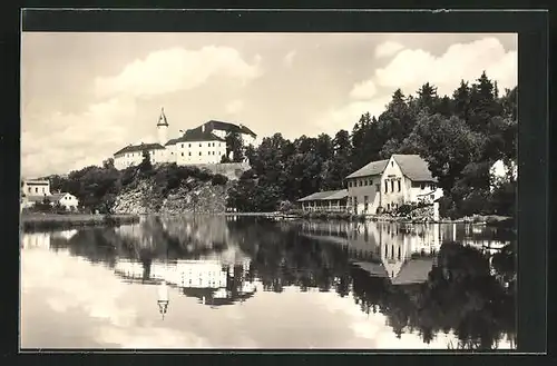 AK Ledec nad Sazavou, Partie am Ufer, Blick zum Schloss auf dem Felsen