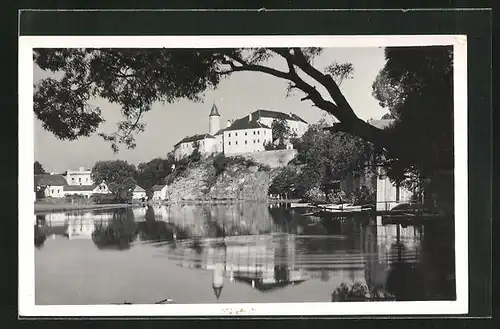 AK Ledec nad Sazavou, das Schloss auf dem Felsen über dem Wasser