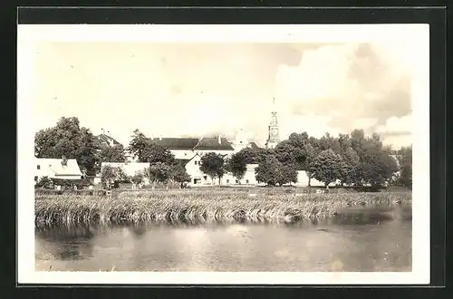 AK Zamek Zdar, Partie am Ufer mit Ortsblick