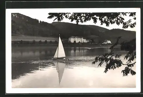 AK Klein Bistritz, kleines Segelboot auf dem See