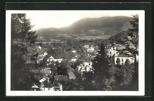 AK Roznov p. Radh., Blick auf den Ort und die Kirche am Wald