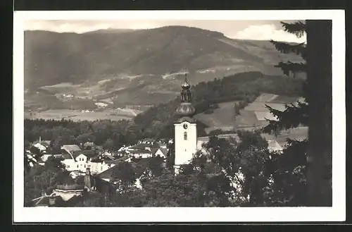 AK Roznov pod Radh., Partie am Waldrand, Blick zum Kirchturm