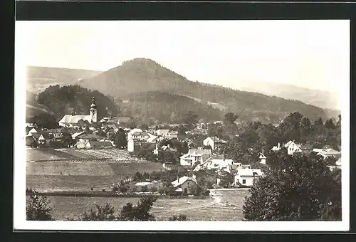 AK Roznov pod Radhostem, Celkovy Pohled, Blick zur Kirche auf dem Berg