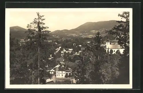 AK Lazne Roznov p. Radh., Ortstotale und die Kirche am Waldrand