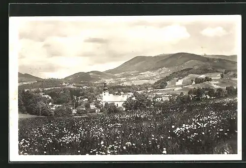 AK Roznov pod Radhostem, Blick vom Feld zur Kirche am Ortsrand