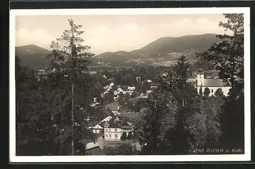 AK Lazne Roznov p. Radh., Blick über den Ort und die Kirche am Wald