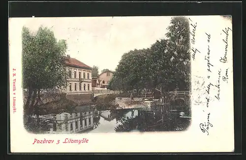 AK Leitomischl / Litomysl, am Wasser neben einem städtischen Haus