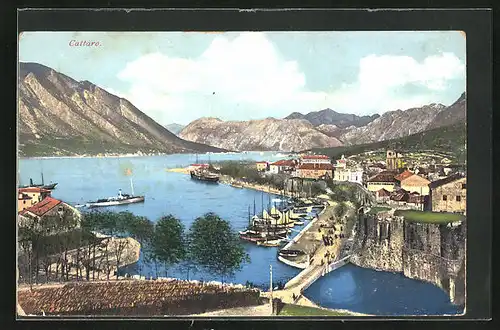 AK Kotor / Cattaro, Stadtansicht am Ufer mit Schiffen im Hafen