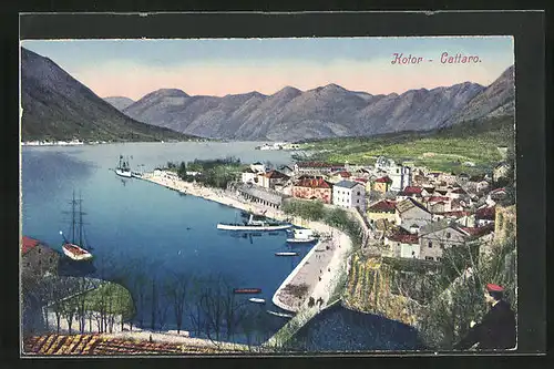 AK Kotor / Cattaro, Schiffe an der Promenade, Blick auf die Festungsanlagen