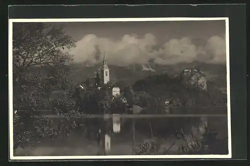 AK Bled / Veldes, Partie am Ufer, Blick zur Kirche