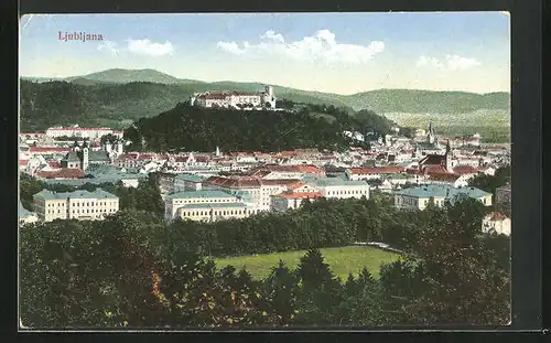 AK Ljubljana / Laibach, Stadtansicht mit dem Schloss auf dem Berg
