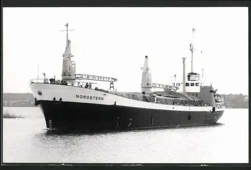 Fotografie Frachtschiff Nordstern bei langsamer Fahrt