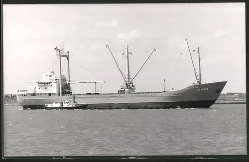 Fotografie Frachtschiff Litania mit Lotsenboot auf Steuerbord