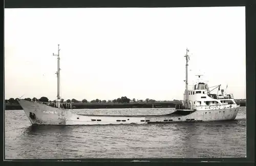 Fotografie Frachtschiff Margrid macht langsame Fahrt