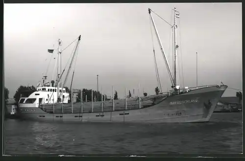 Fotografie Frachtschiff Marschenland hat Holz geladen