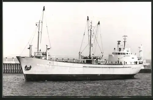 Fotografie Frachtschiff Nordlicht II neben Hafenmole