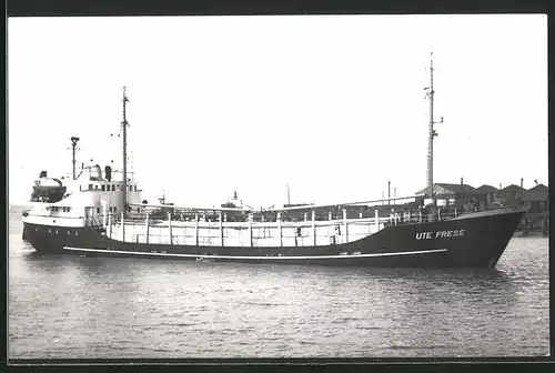 Fotografie Frachtschiff Ute Frese voll beladen mit Holz