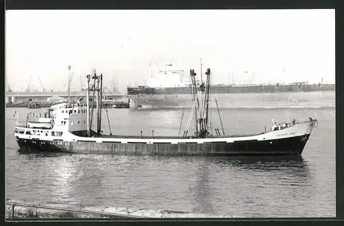 Fotografie Frachtschiff Vaterland neben Supertanker bei Hafenausfahrt