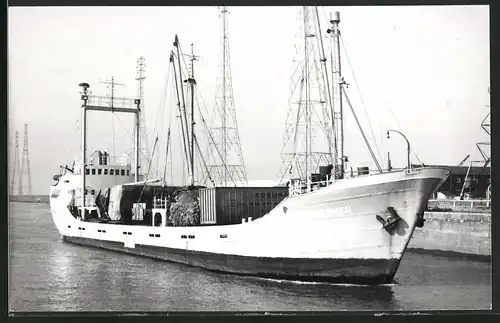 Fotografie Frachtschiff Niedermehnen neben Hafenquai